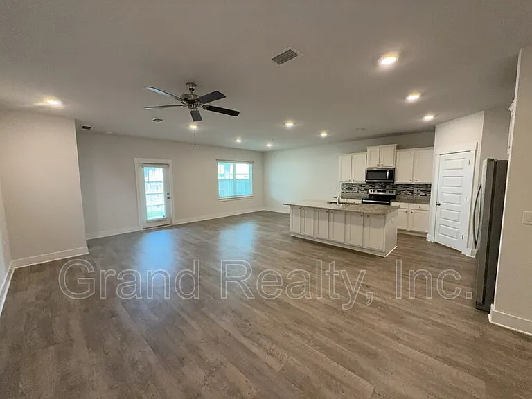 5869 Danbury Blvd — Photo 6