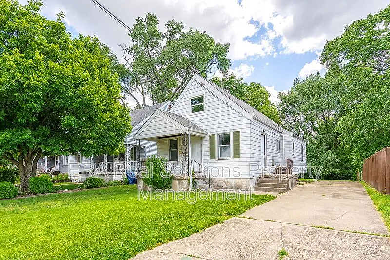 4 bed, 1.0 bath, 1200 sqft, $1,750 — Photo 2