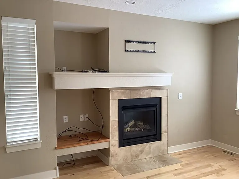 1054 Lincoln Ln — Photo 3