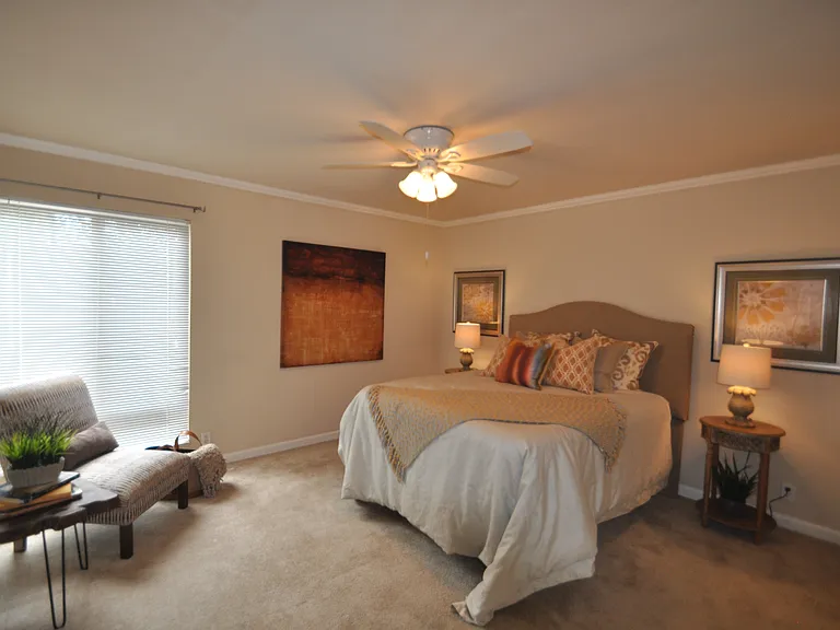 Oak Park Manor — Photo 38