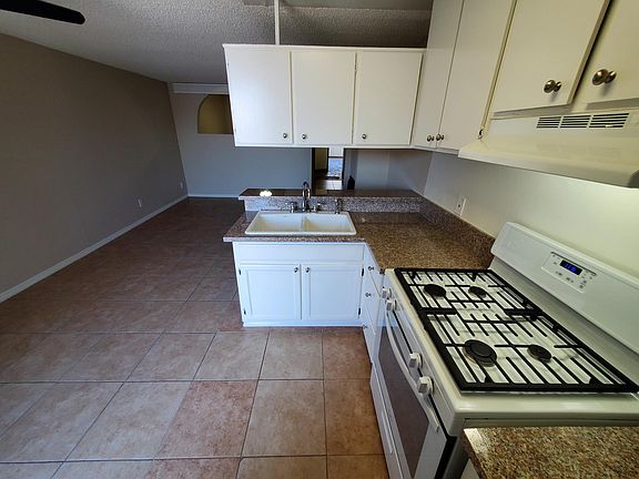 5th image of 946 N Mariposa Ave #104