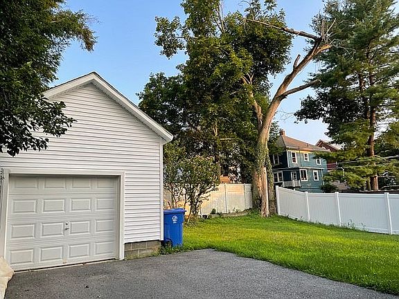 4th image of 22 Wilkin Ave