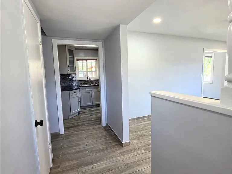 221 E Maple St — Photo 3