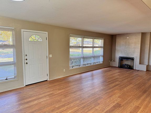 4th image of 703 Pecan St