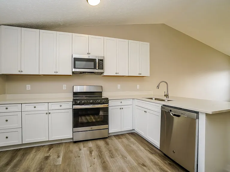 2146 Kingsglen Dr — Photo 12