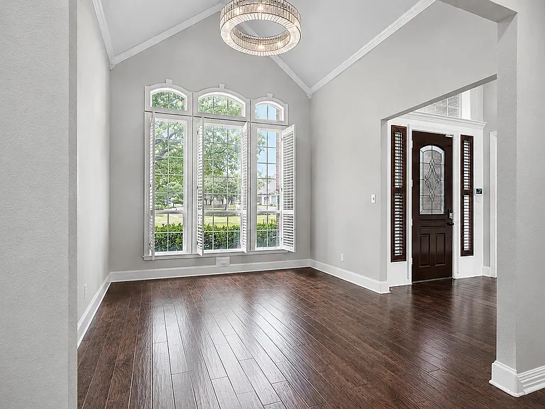 1210 Forest Hills Dr — Photo 2