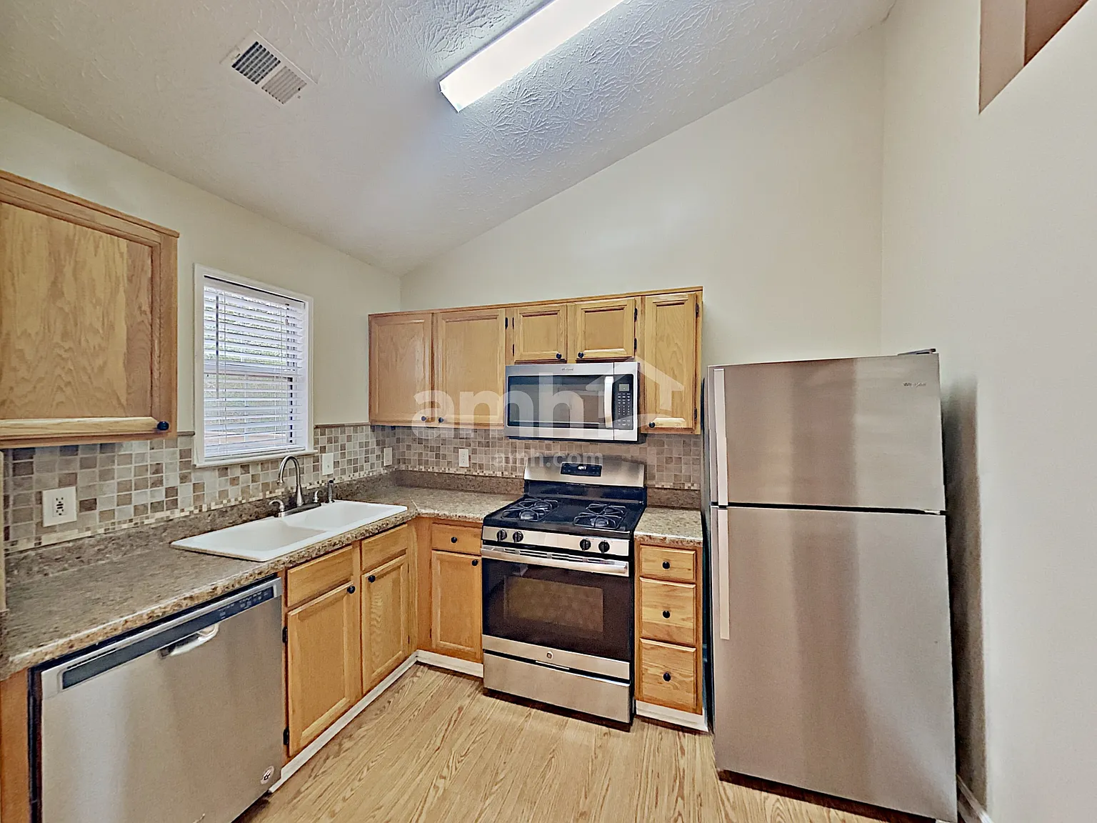 3 bed, 2.0 bath, 1196 sqft, $2,055 — Photo 3