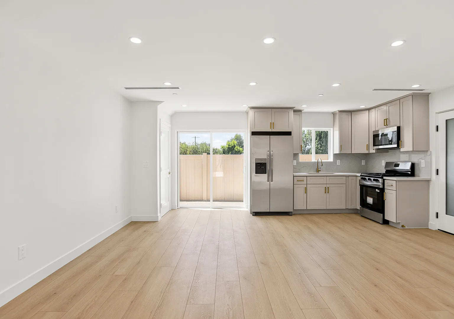 3 bed, 1444 sqft, $4,200 — Photo 3