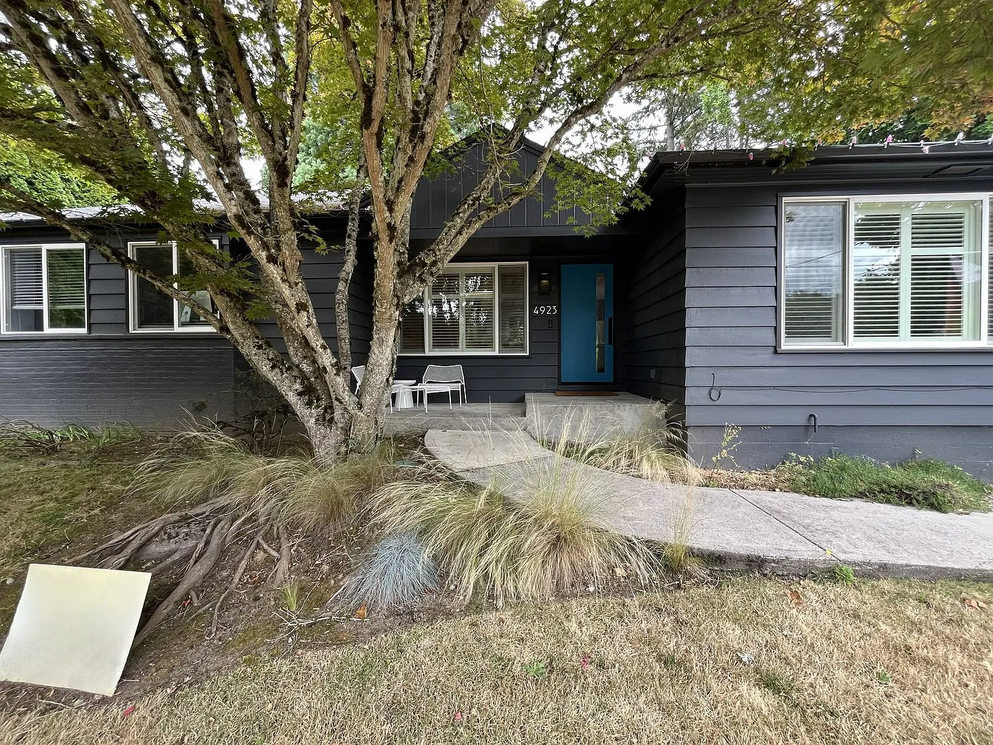 Stunning Single-Level SW Portland 3-Bedroom Home with Designer Kitchen, Park-Like Backyard, EV Ch... — Photo 2