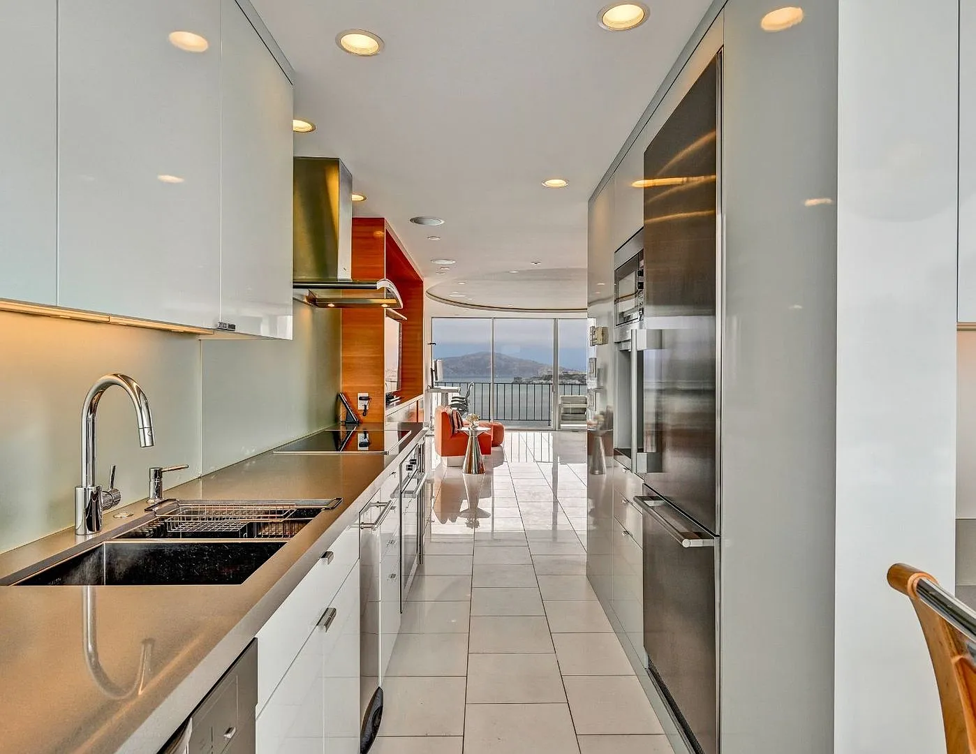 Designer Luxury. Iconic Views. Extraordinary Living. — Photo 3