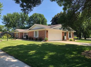 2135 White Swan Dr, Oshkosh, WI 54901
