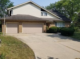 213 Bridle Path Cir, Oak Brook, IL 60523