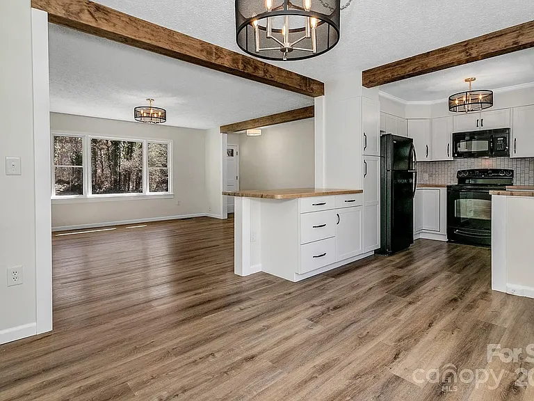 1085 Jenkins Valley Rd — Photo 7
