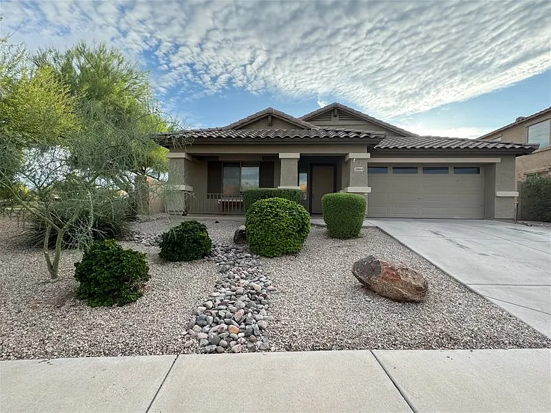 4 bed, 2.0 bath, 2150 sqft, $2,025 — Photo 2
