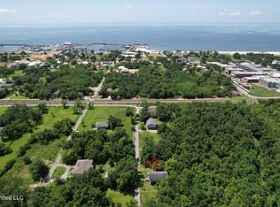 325 Ellen Ave, Pass Christian, MS 39571