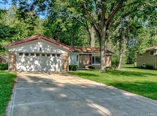 6025 Somerset Dr, North Olmsted, OH