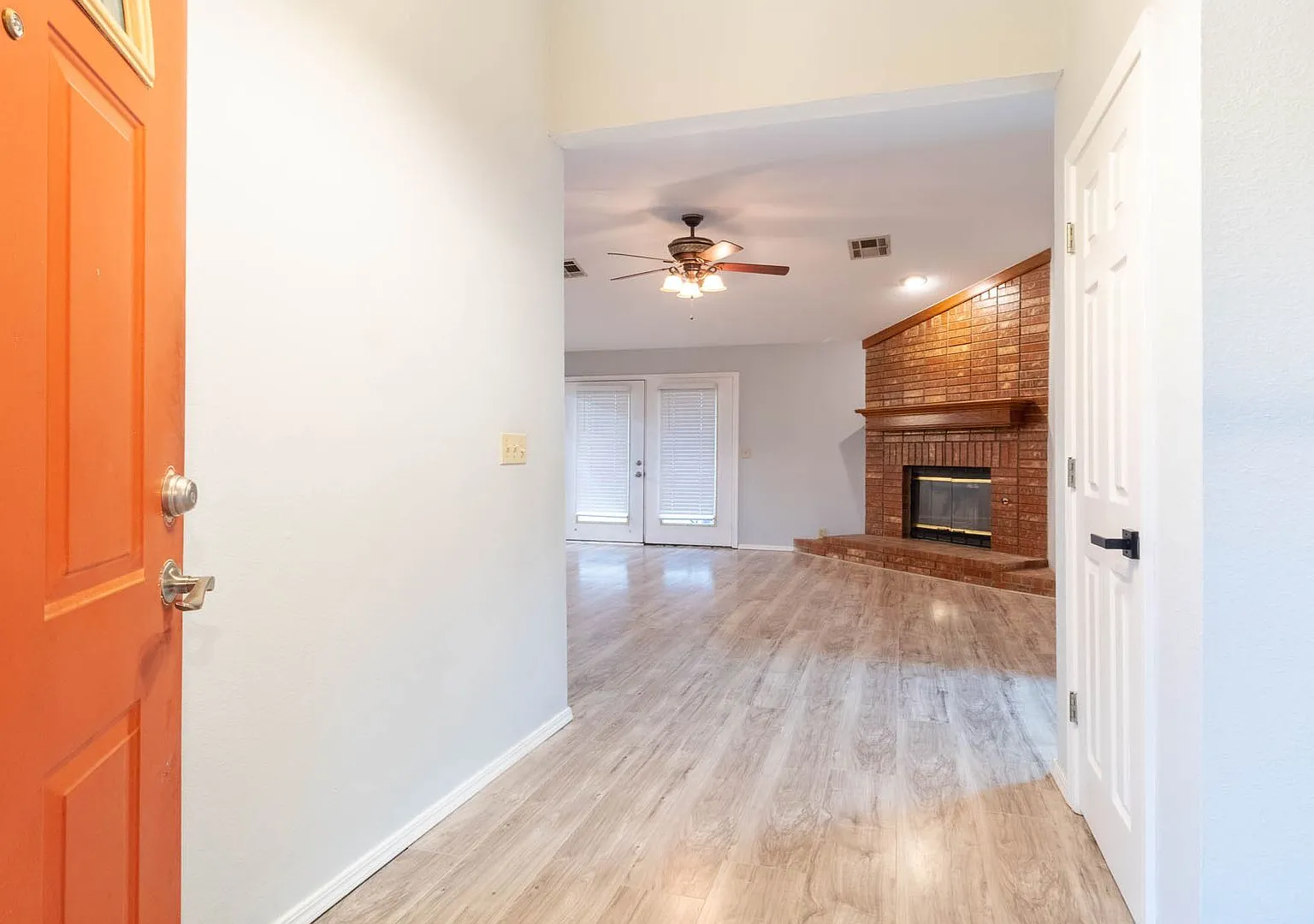 Spacious 3BD/2BTH In Yukon — Photo 3