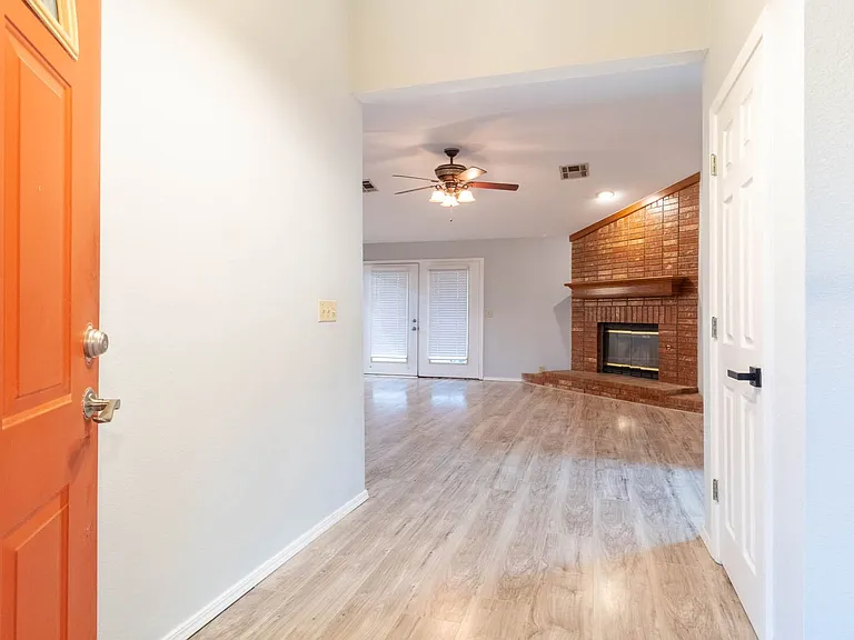 10501 NW 45th St — Photo 3