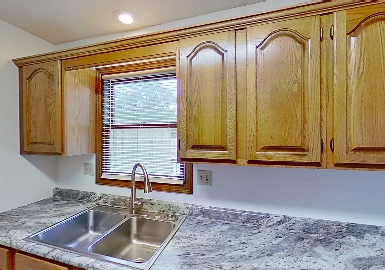Duplex with two huge bedrooms, walk in closet, 1.5 bath, full basement, lawn and snow removal inc... — Photo 4