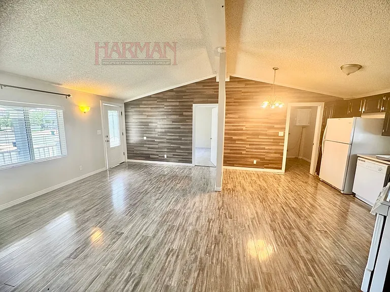 863 S Artesian Rd — Photo 4