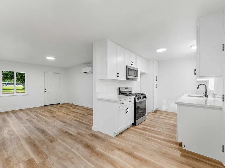 1221 W Jackman St — Photo 7
