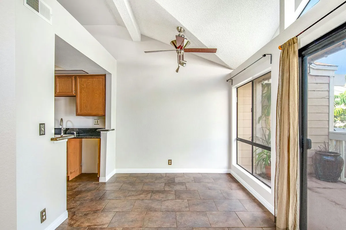 Building Photo - 4900 N Grand Ave #136