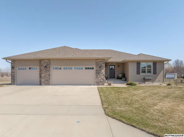 725 Hemlock Ct, Mason City, IA 50401