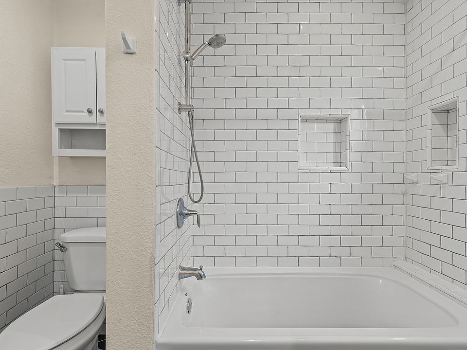 Primary en-suite bath