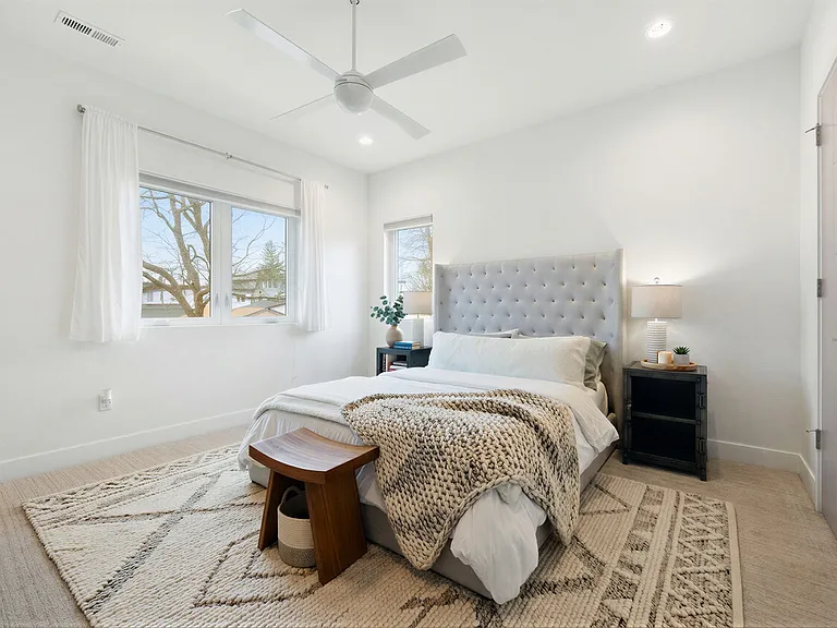 2037 N Hooker St #L — Photo 22
