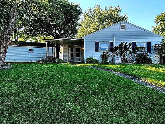 3rd image of 4892 Rainier Dr
