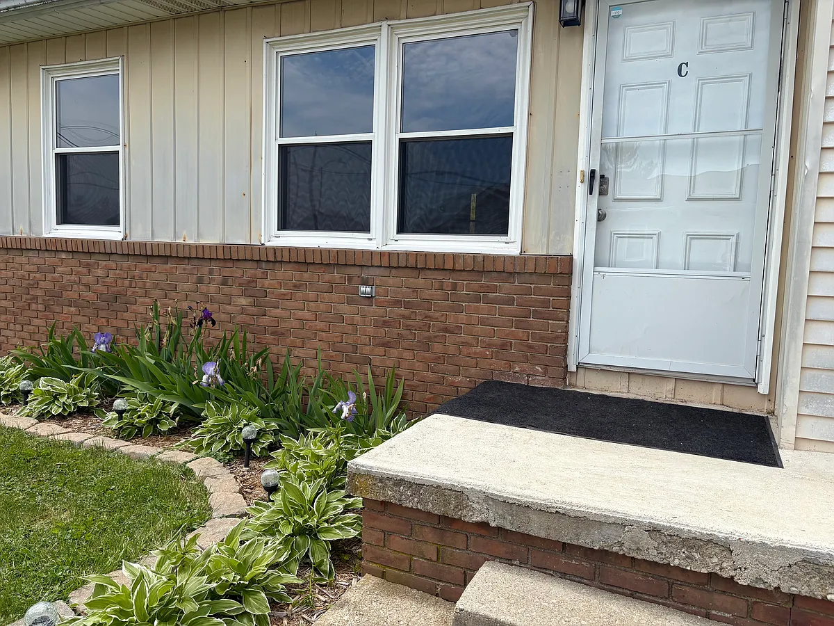 Building Photo - 151 W Smiley Ave #C