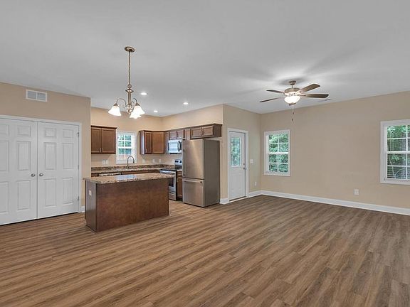 5th image of 148 Broadleaf Dr