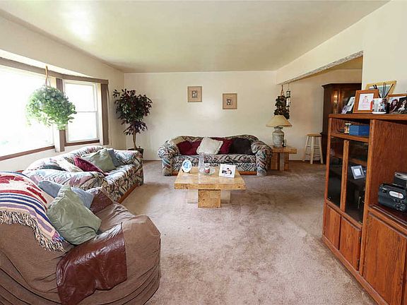 2nd image of 8 Bell Ct