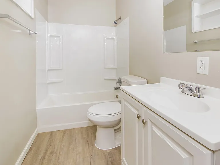 185730_024_main_bathroom_13100093.jpg
