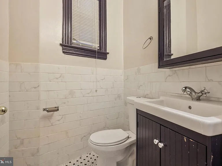 30 R St NE — Photo 19