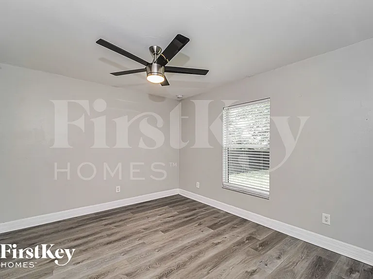 629 NE Juanita Ct — Photo 13