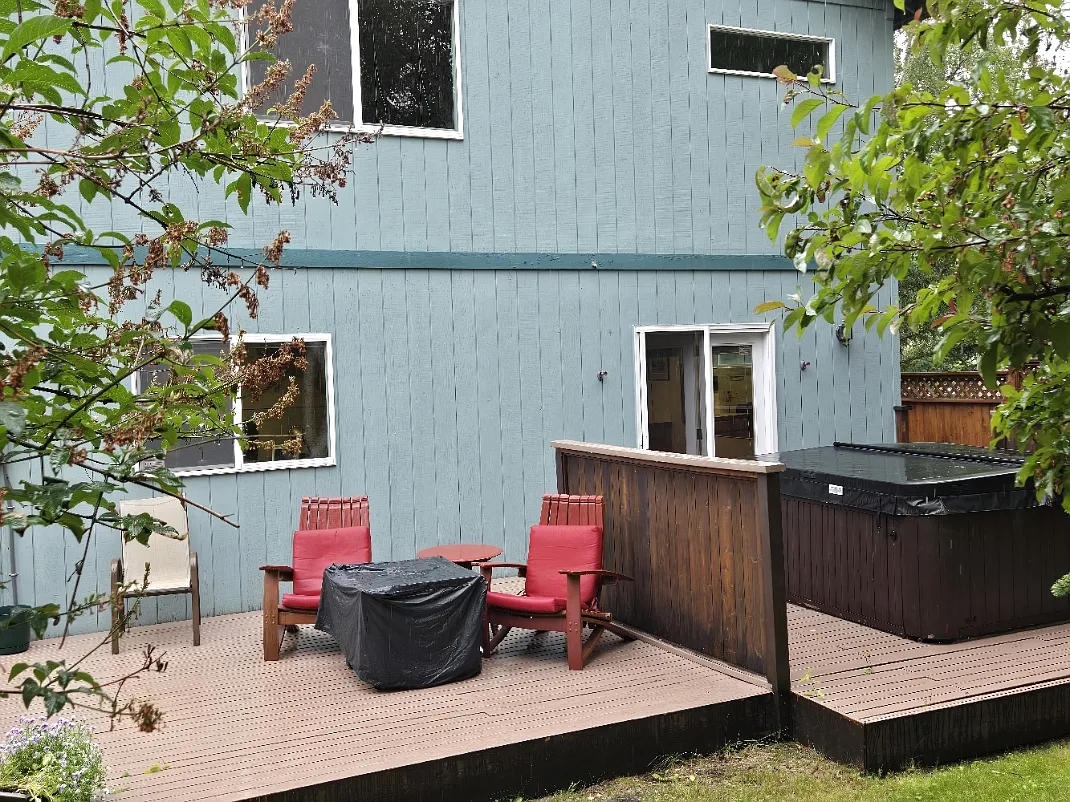 3 bed, 2400 sqft, $1,500 — Photo 2