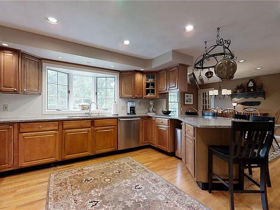 5th image of 10 High Meadow Ln