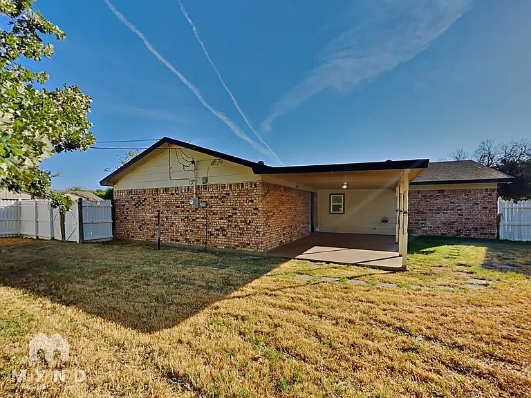 461 NW Charlyne Dr — Photo 16