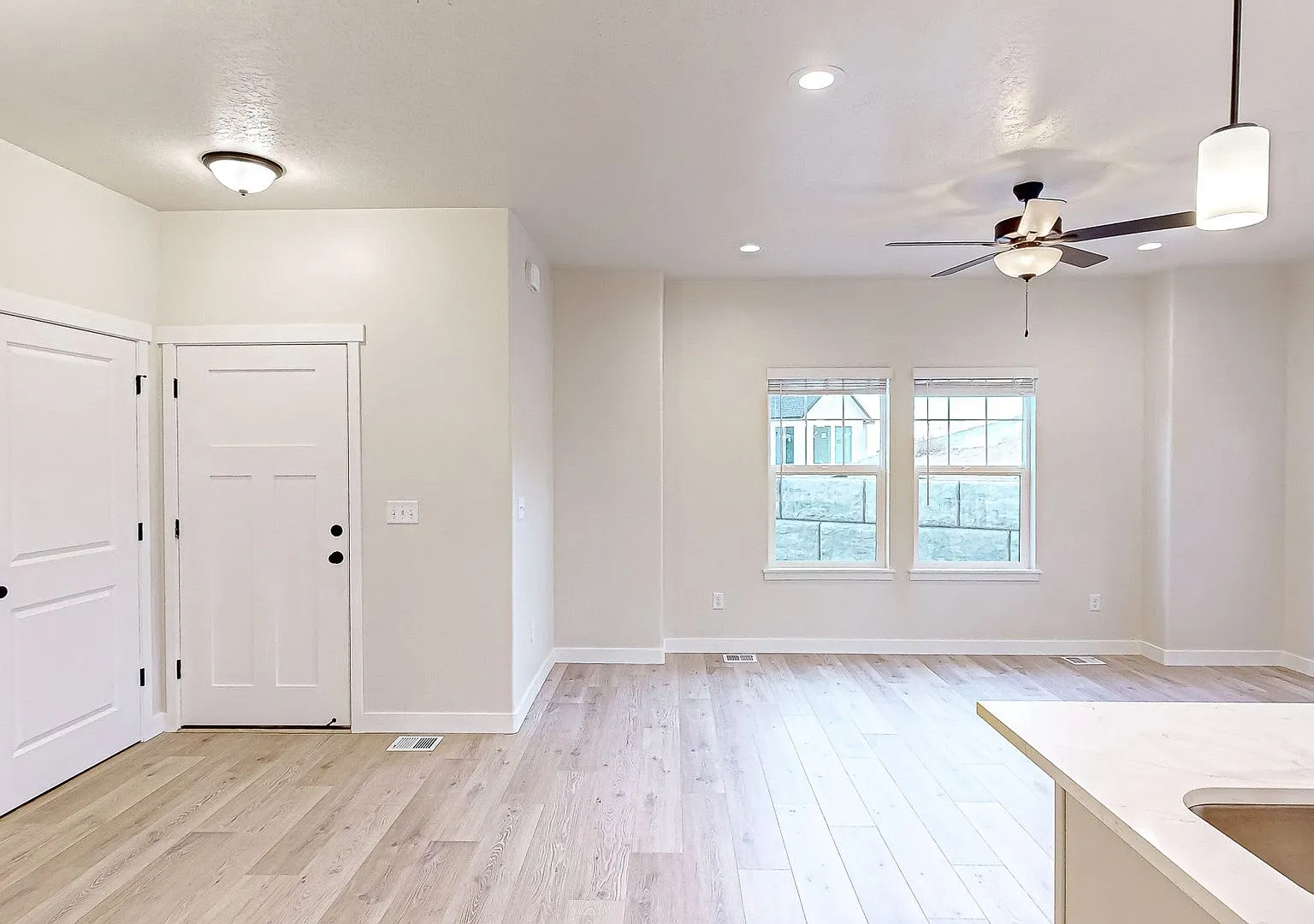 Stunning End Unit Townhome in the Juniper Ridge Subdivision Spanish Fork — Photo 4
