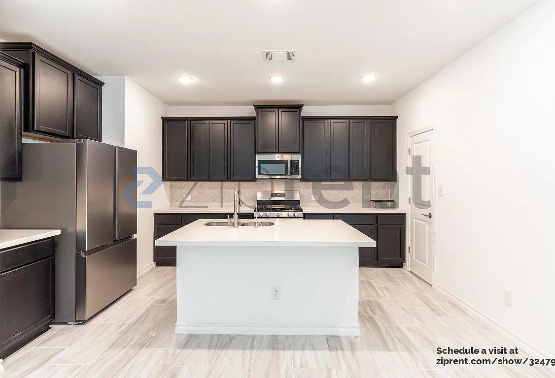 4 bed, 1937 sqft, $2,200 — Photo 4