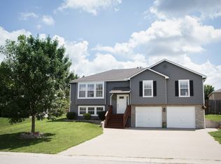 151 Willis Dr, Tonganoxie, KS 66086