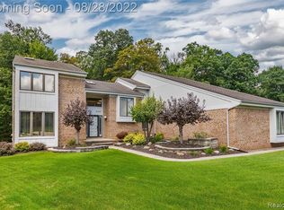 2157 Clinton View Cir, Rochester Hills, MI 48309