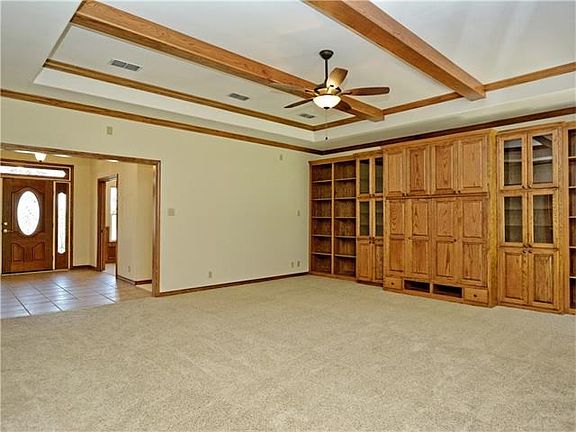 5th image of 214 Clubhouse Dr