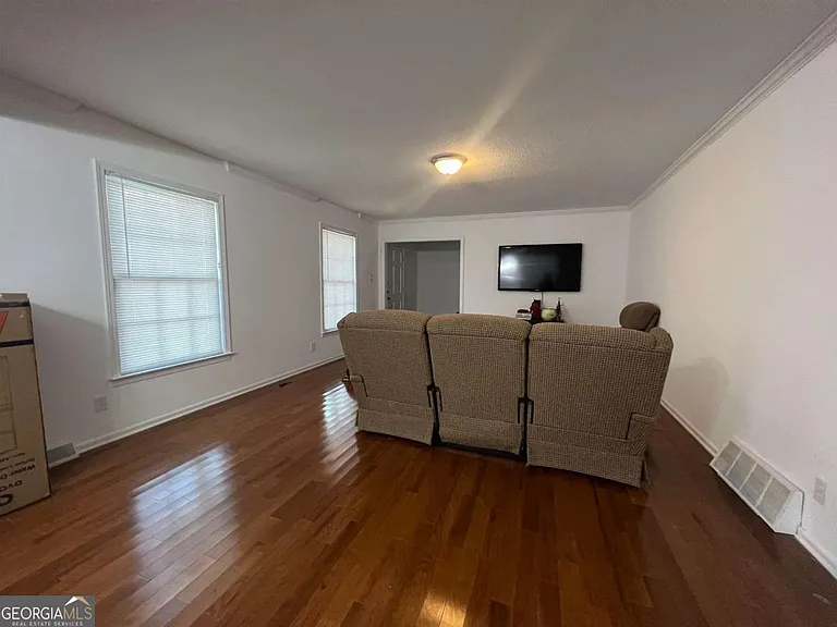548 Athens St — Photo 15