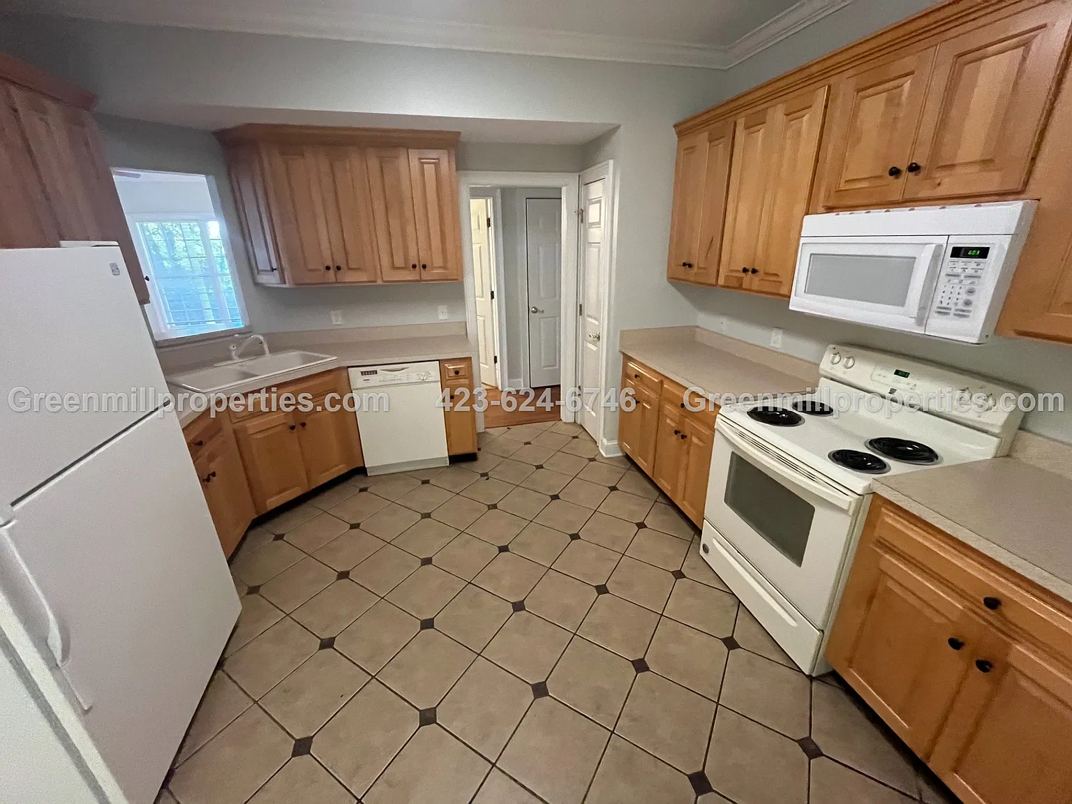 3 bed, 2.5 bath, 2300 sqft, $2,295 — Photo 2