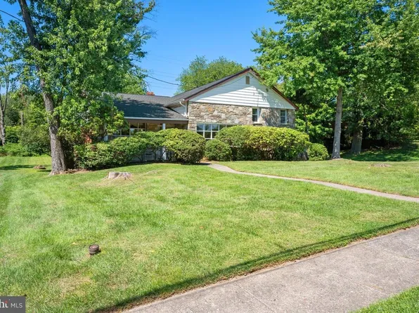 1943 Fawn Dr, Laverock, PA 19038