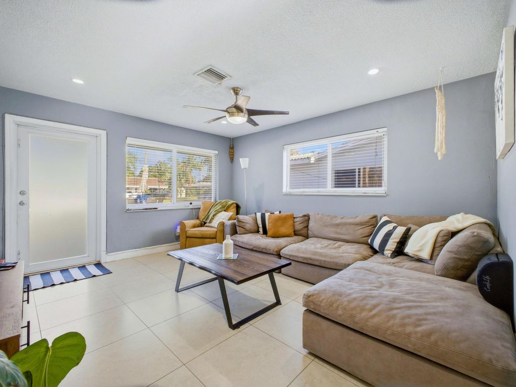 451 SE 1st Avenue #A-B, photo 6
