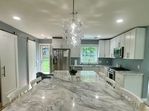 W61N688 Mequon Ave, Cedarburg, WI 53012