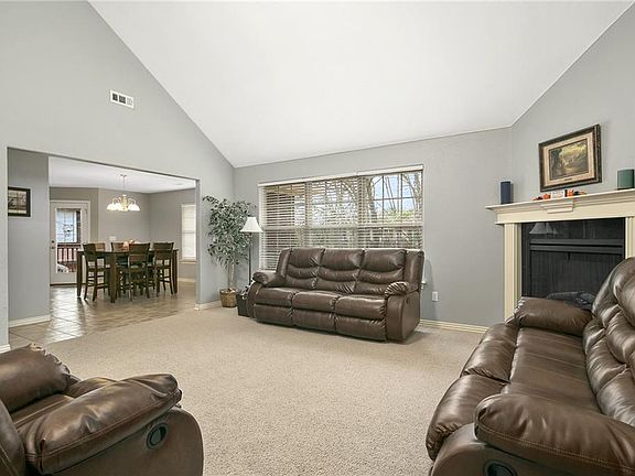 5th image of 39 Elizabeth Dr